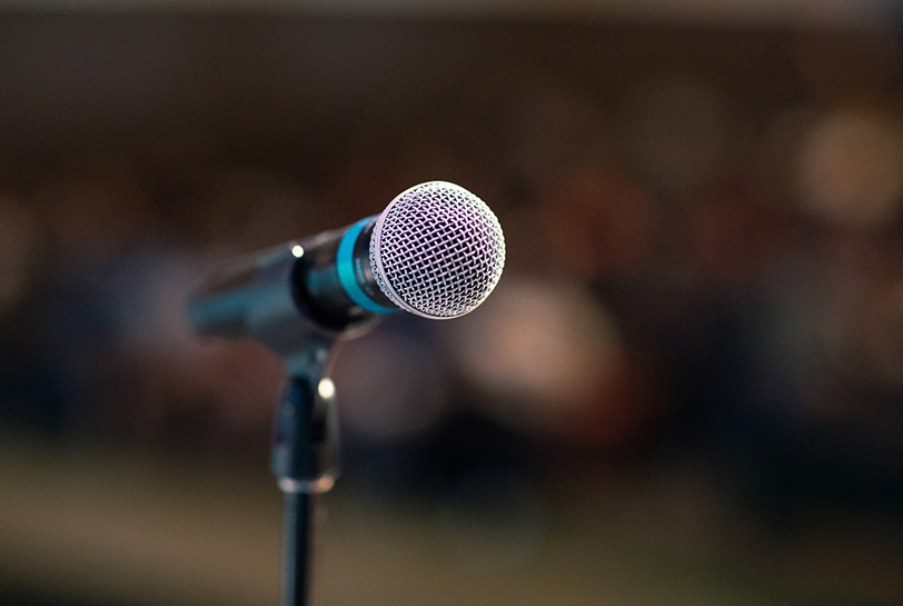 Claves y experiencias para aprender a hablar en público - Micrófono